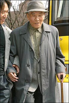 이날 기자회견에 참석한 리영희 한양대 명예교수가 미술가 임옥상씨의 부축을 받으며 명동성당을 나서고 있다. 